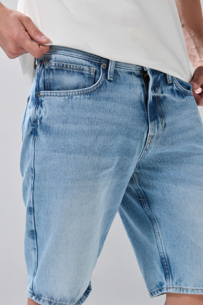 Bermuda azul clara de jean slim tiro bajo con desgastes
