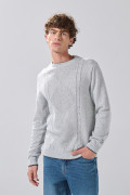 Suéter cuello redondo gris claro con texturas localizadas