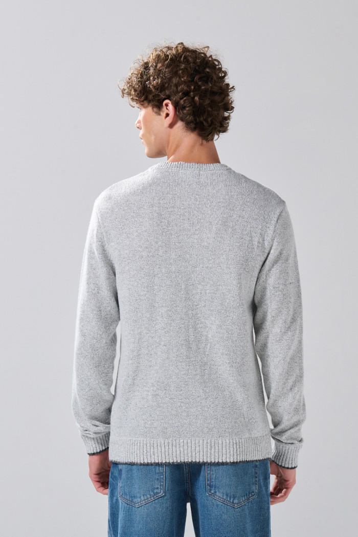 Suéter cuello redondo gris claro con texturas localizadas