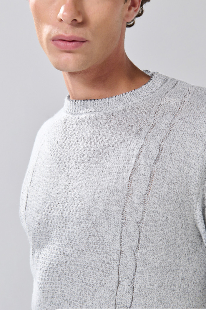 Suéter cuello redondo gris claro con texturas localizadas
