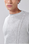 Suéter cuello redondo gris claro con texturas localizadas