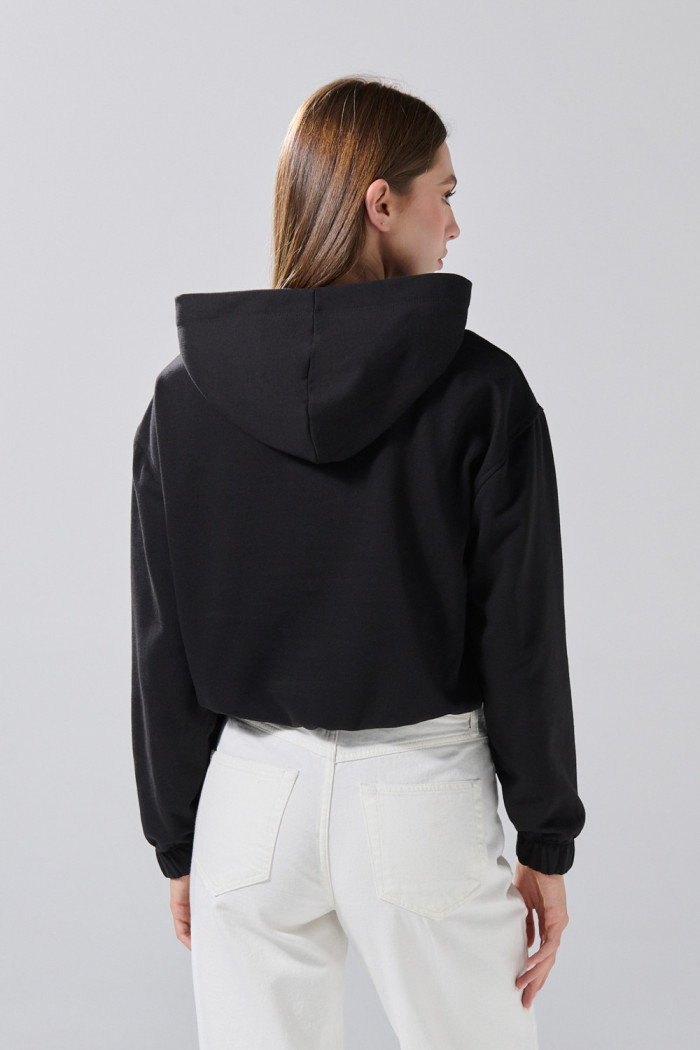 Buzo perchado con capota negro y diseño college