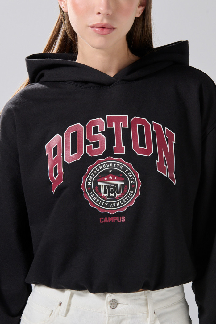 Buzo perchado con capota negro y diseño college
