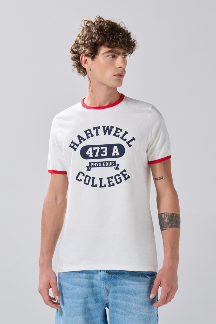 Camiseta manga corta college crema con contrastes rojos
