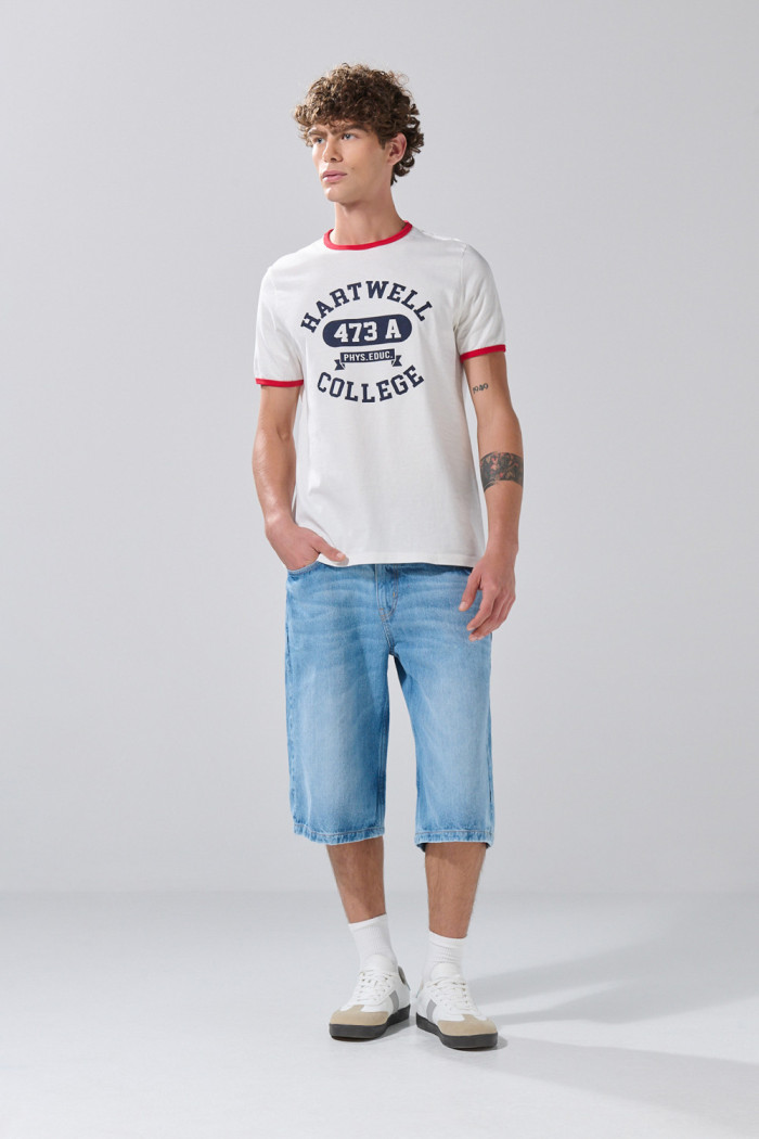 Camiseta manga corta college crema con contrastes rojos

