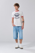 Camiseta manga corta college crema con contrastes rojos
