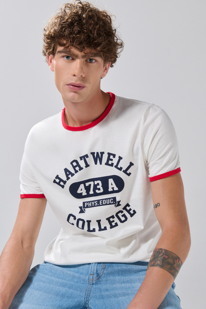 Camiseta manga corta college crema con contrastes rojos
