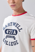 Camiseta manga corta college crema con contrastes rojos
