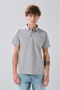 Camiseta gris medio polo con cuello en rectilíneo