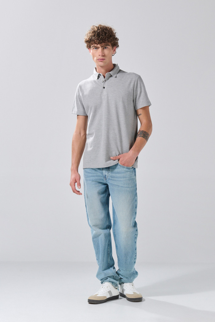 Camiseta gris medio polo con cuello en rectilíneo