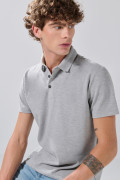 Camiseta gris medio polo con cuello en rectilíneo