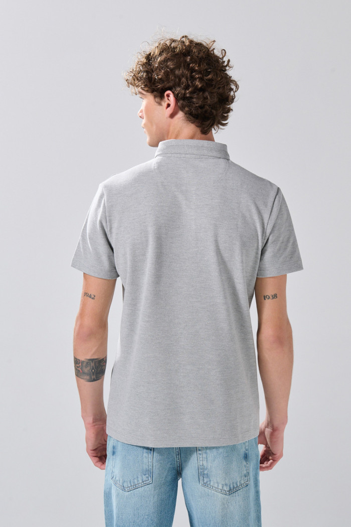 Camiseta gris medio polo con cuello en rectilíneo