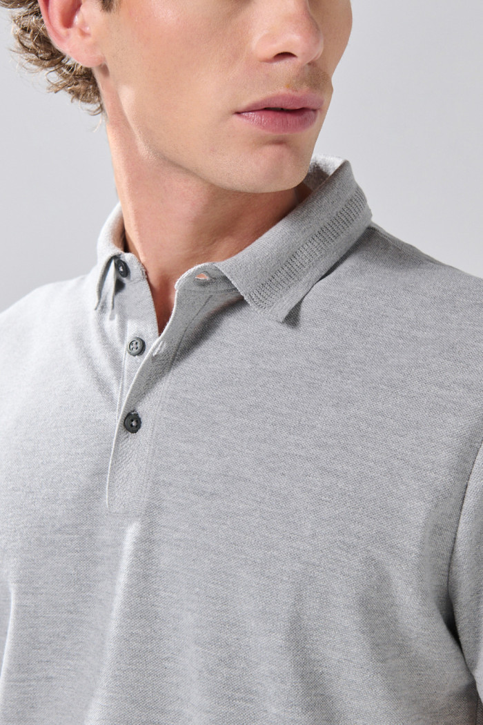Camiseta gris medio polo con cuello en rectilíneo