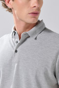 Camiseta gris medio polo con cuello en rectilíneo