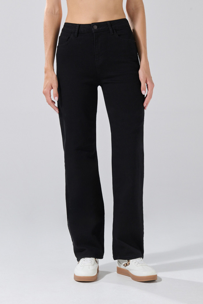 Jean straight leg bota recta con tiro alto negro y bolsillos