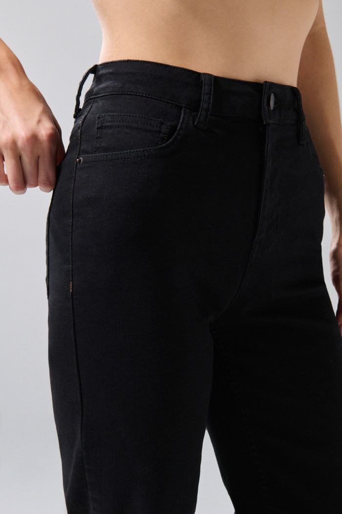 Jean straight leg bota recta con tiro alto negro y bolsillos