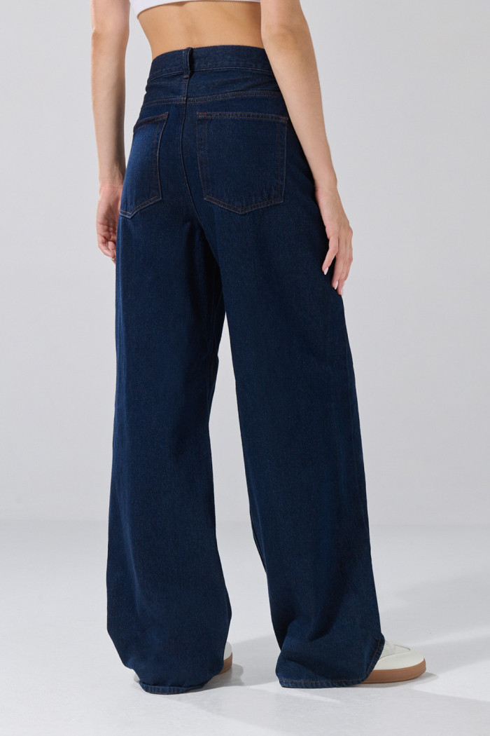 Jean tiro medio baggy infaltables azul con bota ancha
