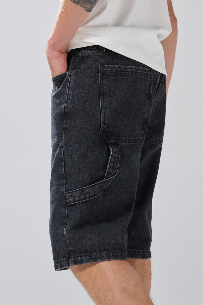 Bermuda carpintero gris intensa de jean con bolsillos
