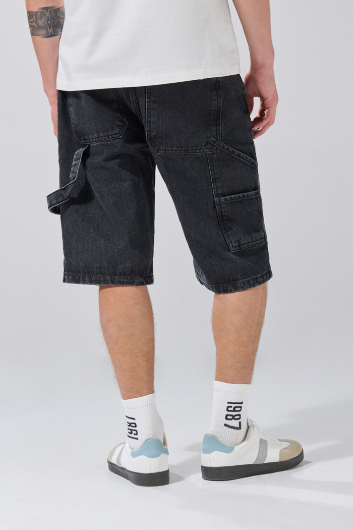 Bermuda carpintero gris intensa de jean con bolsillos
