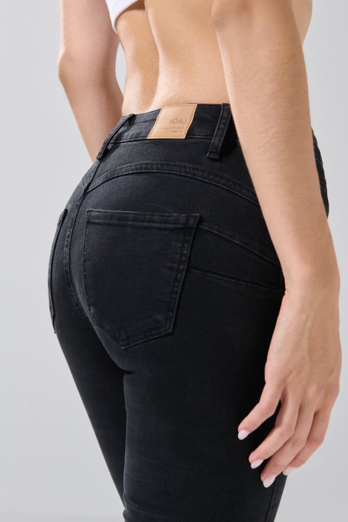 Jean gris intenso push up tiro alto con 5 bolsillos
