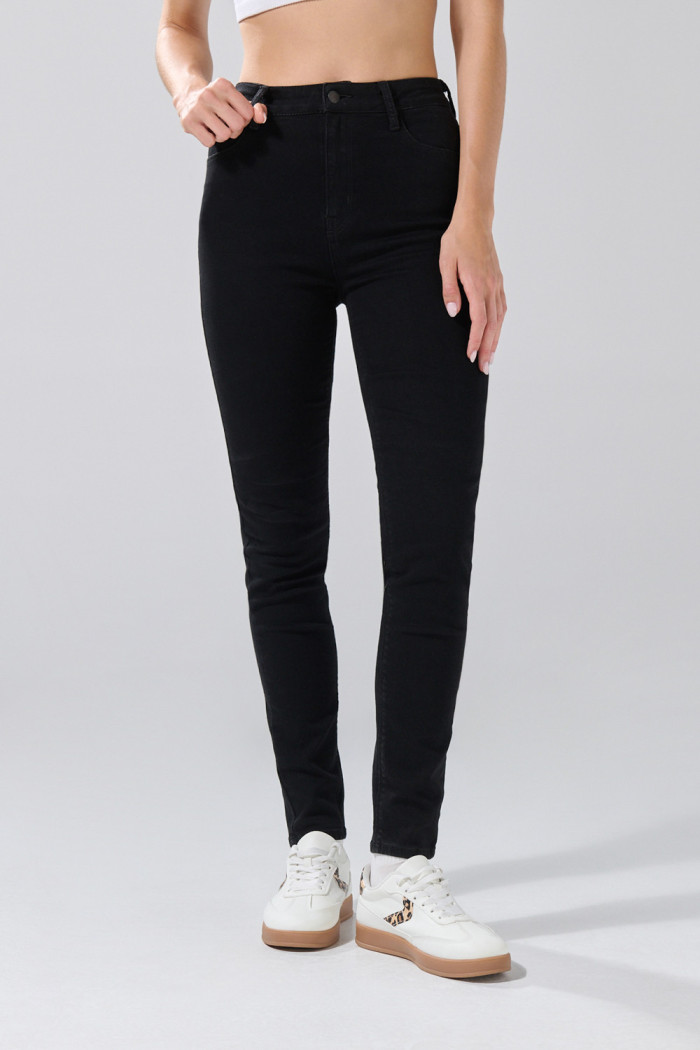 Jean jegging súper tiro alto negro con botón metálico
