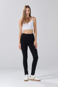 Jean jegging súper tiro alto negro con botón metálico
