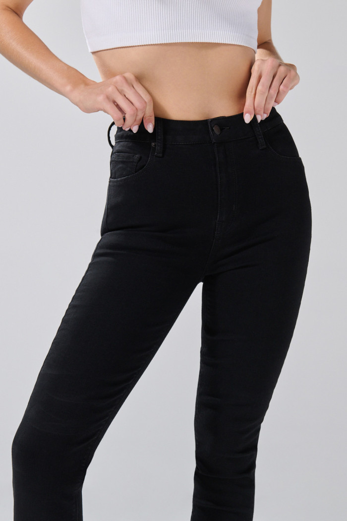 Jean jegging súper tiro alto negro con botón metálico
