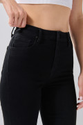 Jean jegging súper tiro alto negro con botón metálico
