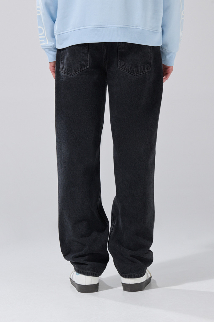 Jean gris baggy infaltables con tiro medio y bota ancha
