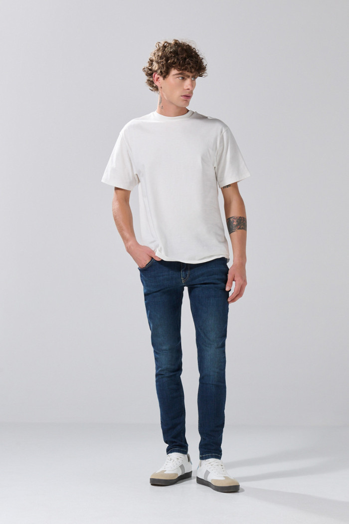 Jean tiro bajo azul oscuro skinny infaltables con costuras
