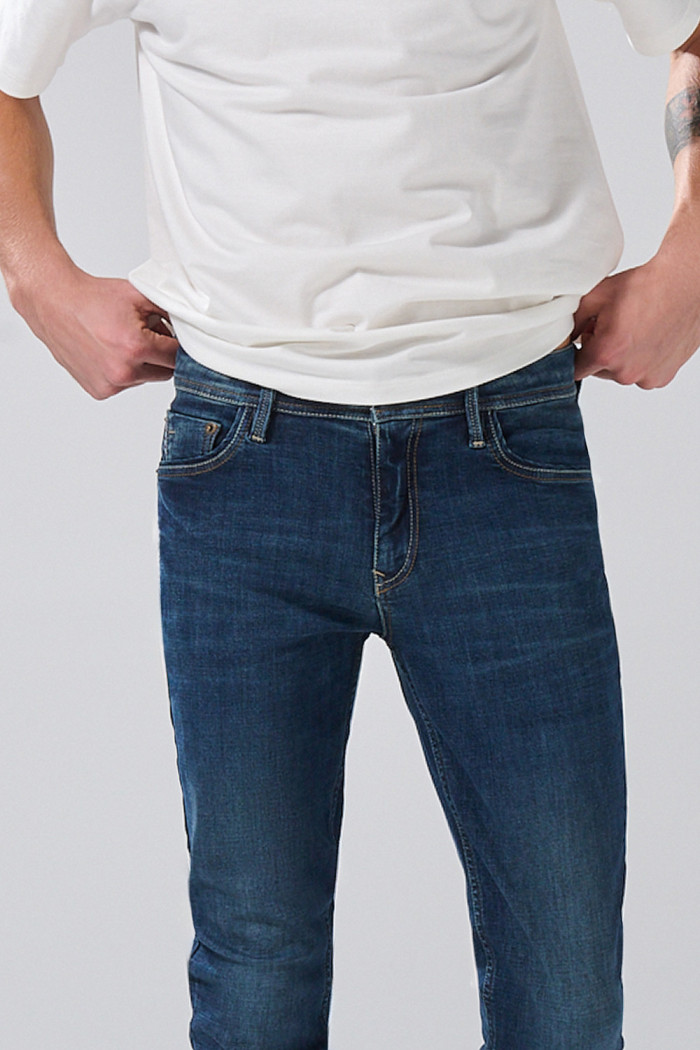 Jean tiro bajo azul oscuro skinny infaltables con costuras
