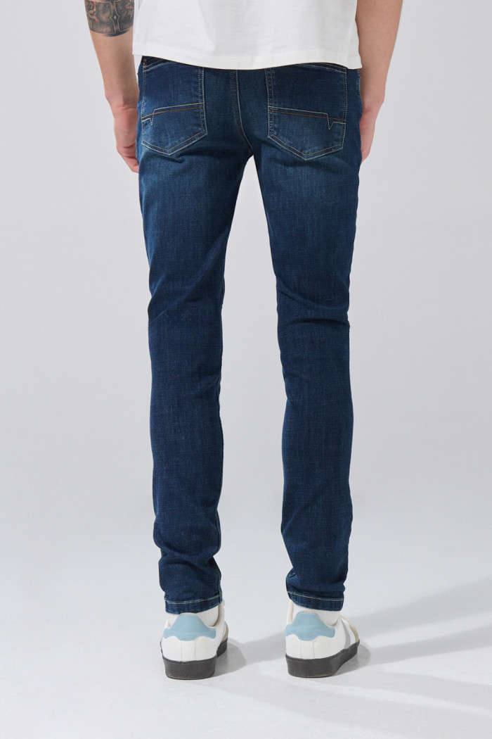 Jean tiro bajo azul oscuro skinny infaltables con costuras
