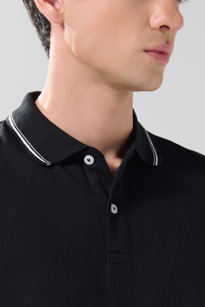 Camiseta polo infaltables manga corta unicolor con botones
