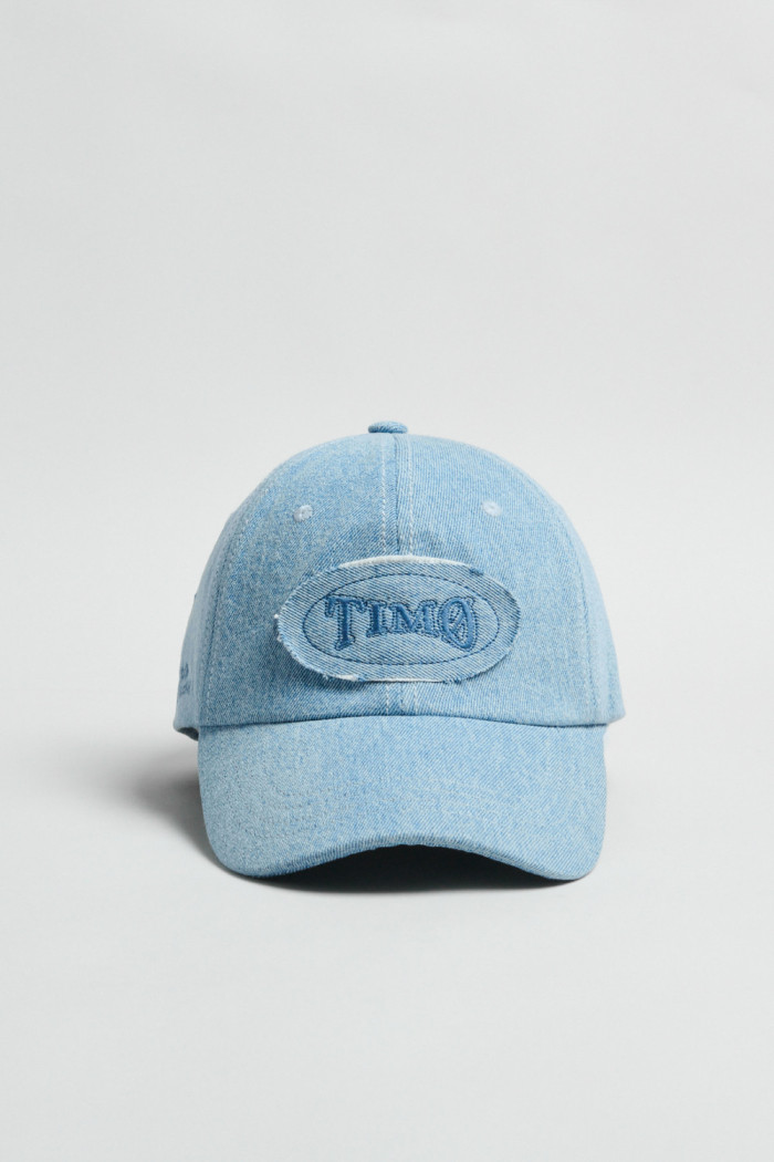 Cachucha beisbolera azul medio con diseño de Timø
