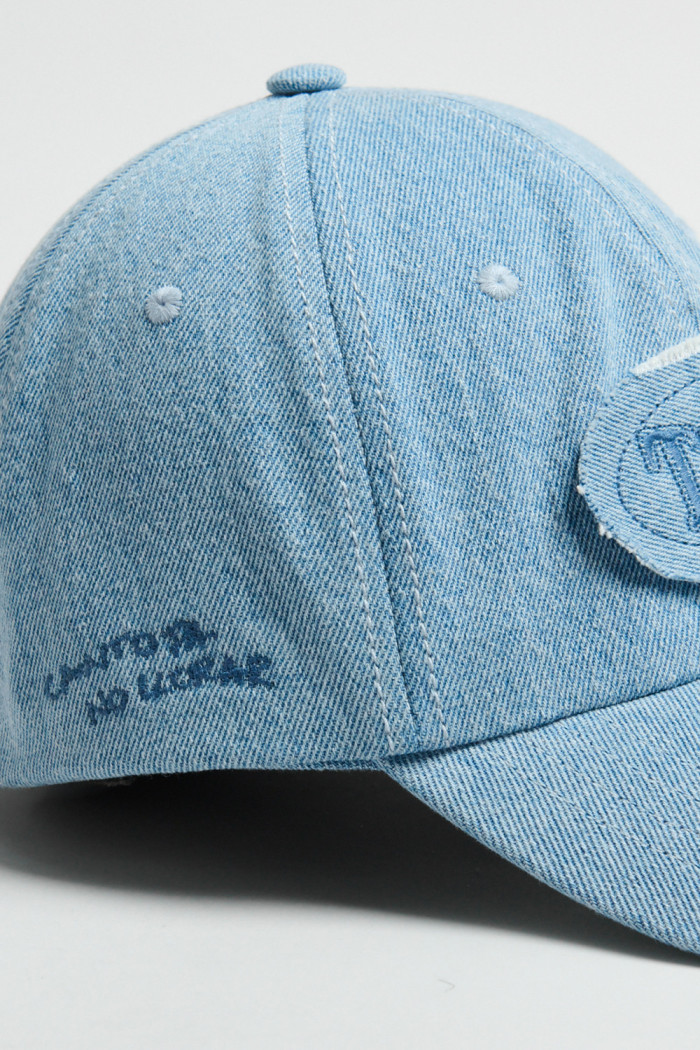 Cachucha beisbolera azul medio con diseño de Timø
