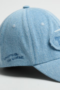 Cachucha beisbolera azul medio con diseño de Timø
