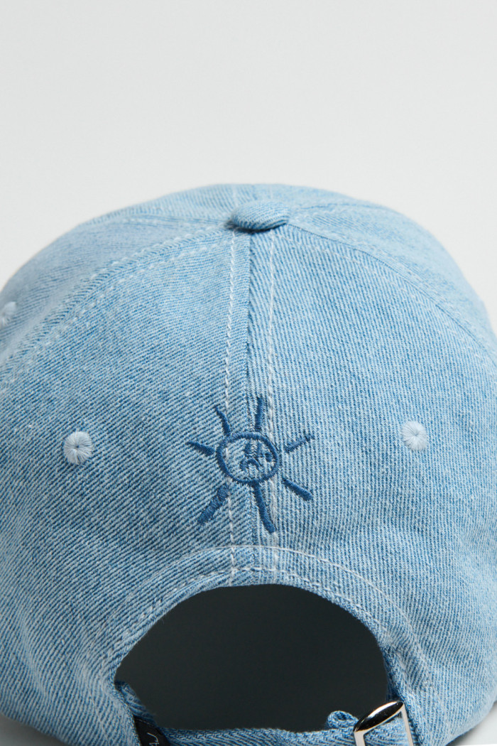 Cachucha beisbolera azul medio con diseño de Timø

