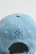 Cachucha beisbolera azul medio con diseño de Timø

