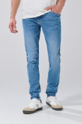 Jean azul medio skinny con desgastes y tiro bajo
