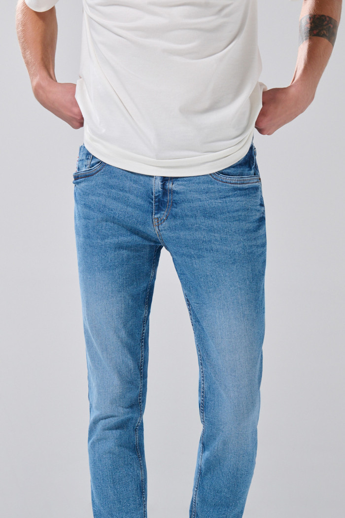 Jean azul medio skinny con desgastes y tiro bajo
