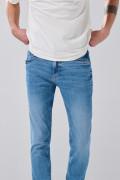 Jean azul medio skinny con desgastes y tiro bajo
