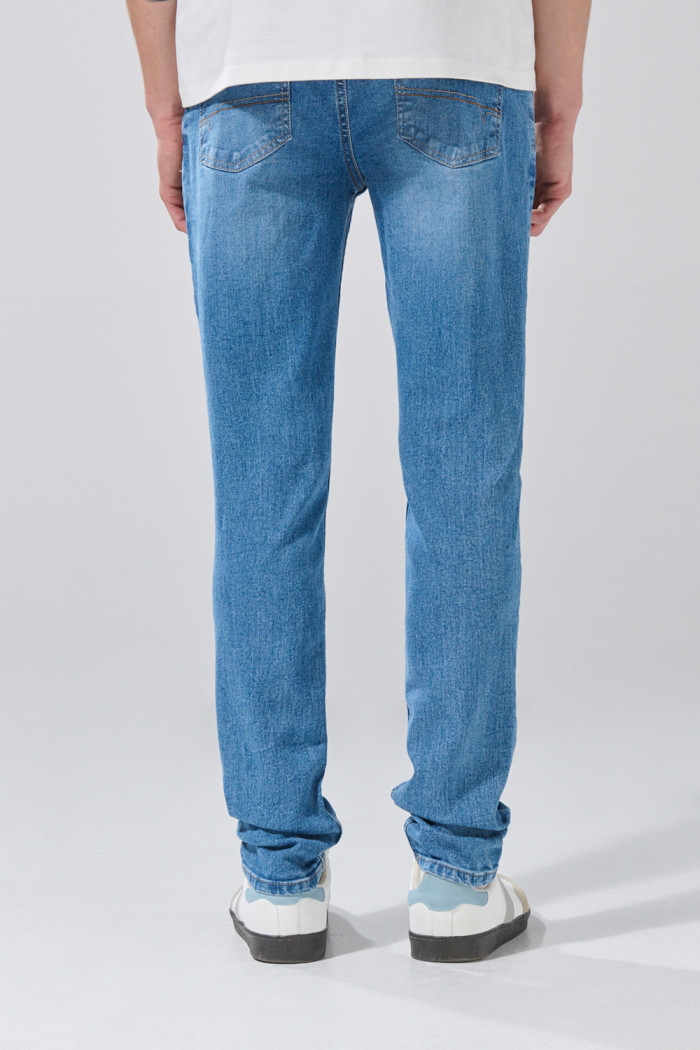 Jean azul medio skinny con desgastes y tiro bajo
