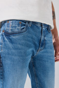 Jean azul medio skinny con desgastes y tiro bajo
