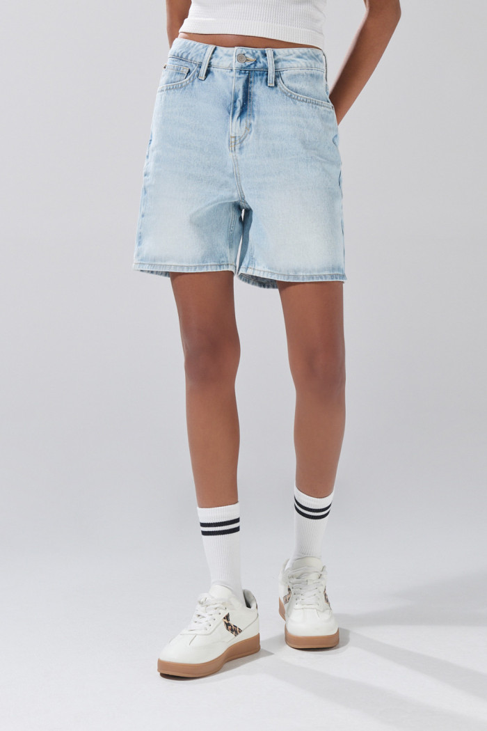 Short tiro súper alto de jean azul claro con desgastes
