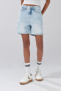 Short tiro súper alto de jean azul claro con desgastes

