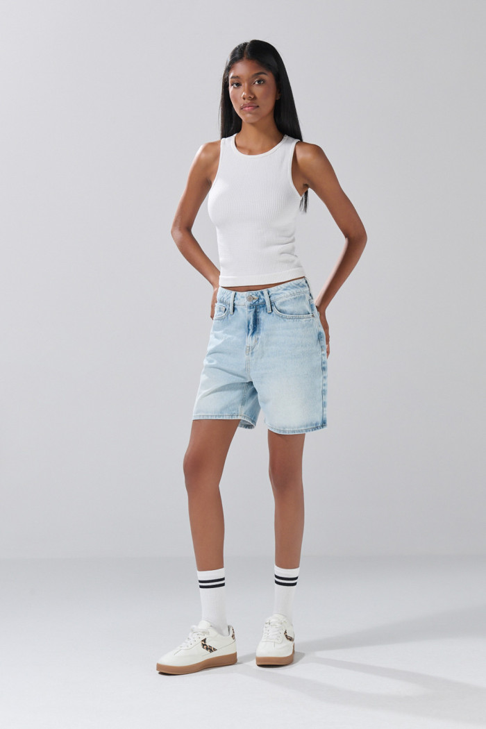 Short tiro súper alto de jean azul claro con desgastes
