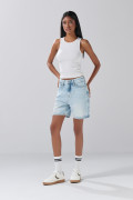 Short tiro súper alto de jean azul claro con desgastes
