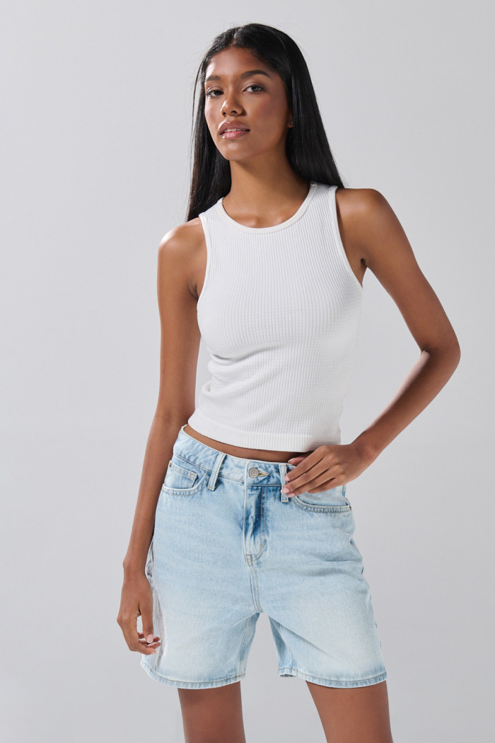 Short tiro súper alto de jean azul claro con desgastes
