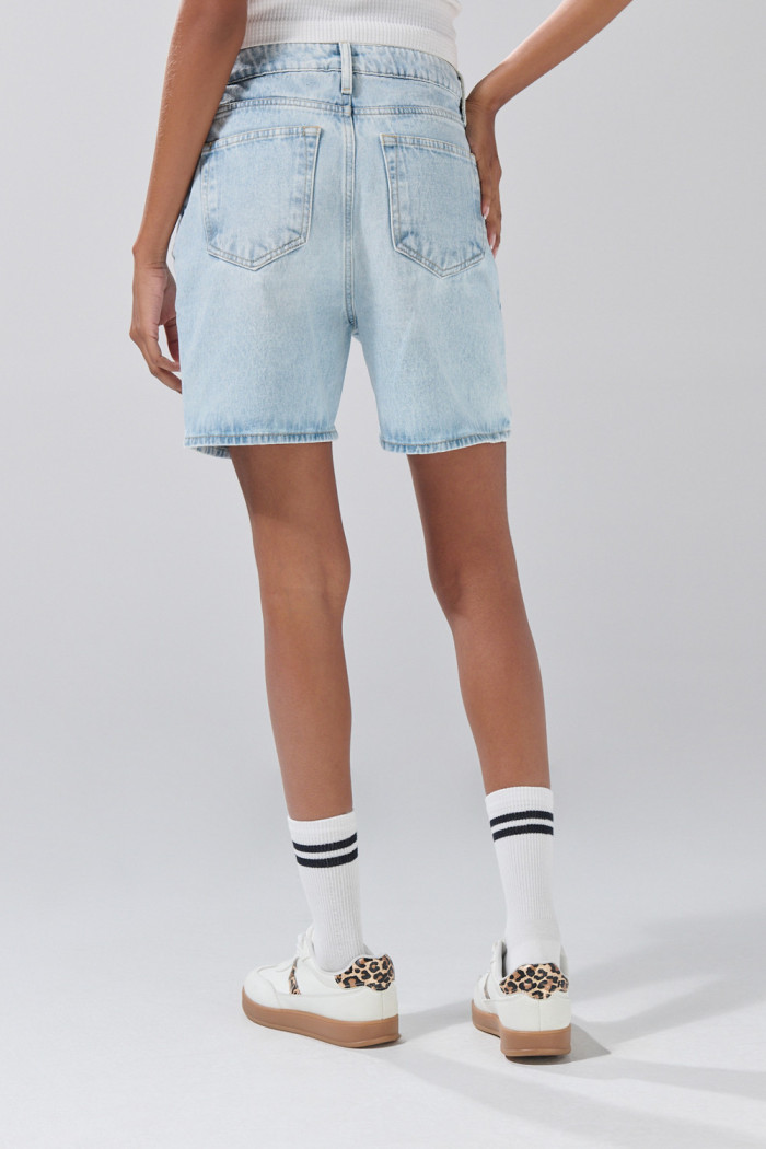 Short tiro súper alto de jean azul claro con desgastes
