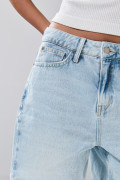 Short tiro súper alto de jean azul claro con desgastes
